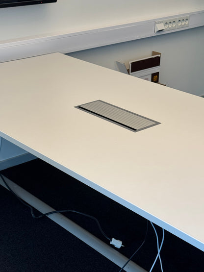 (180x90) Steelcase FrameFour møtebord i lys grå, innfelt kabelluke