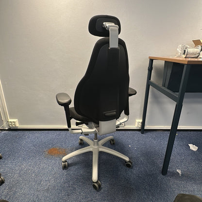 Mereo 220 kontorstol fra RH i svart