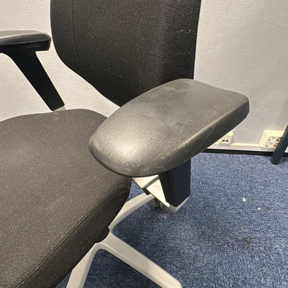 Mereo 220 kontorstol fra RH i svart