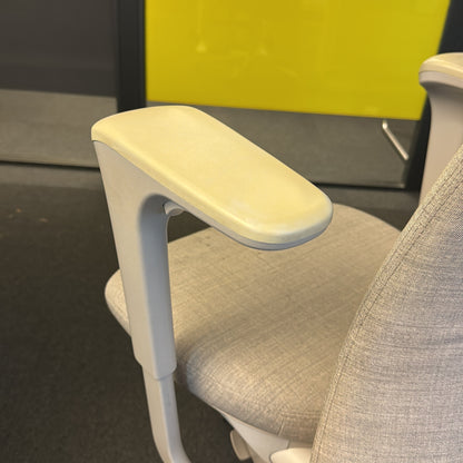 Sofi 7320 kontorstol fra HÅG i hvit, med armlener