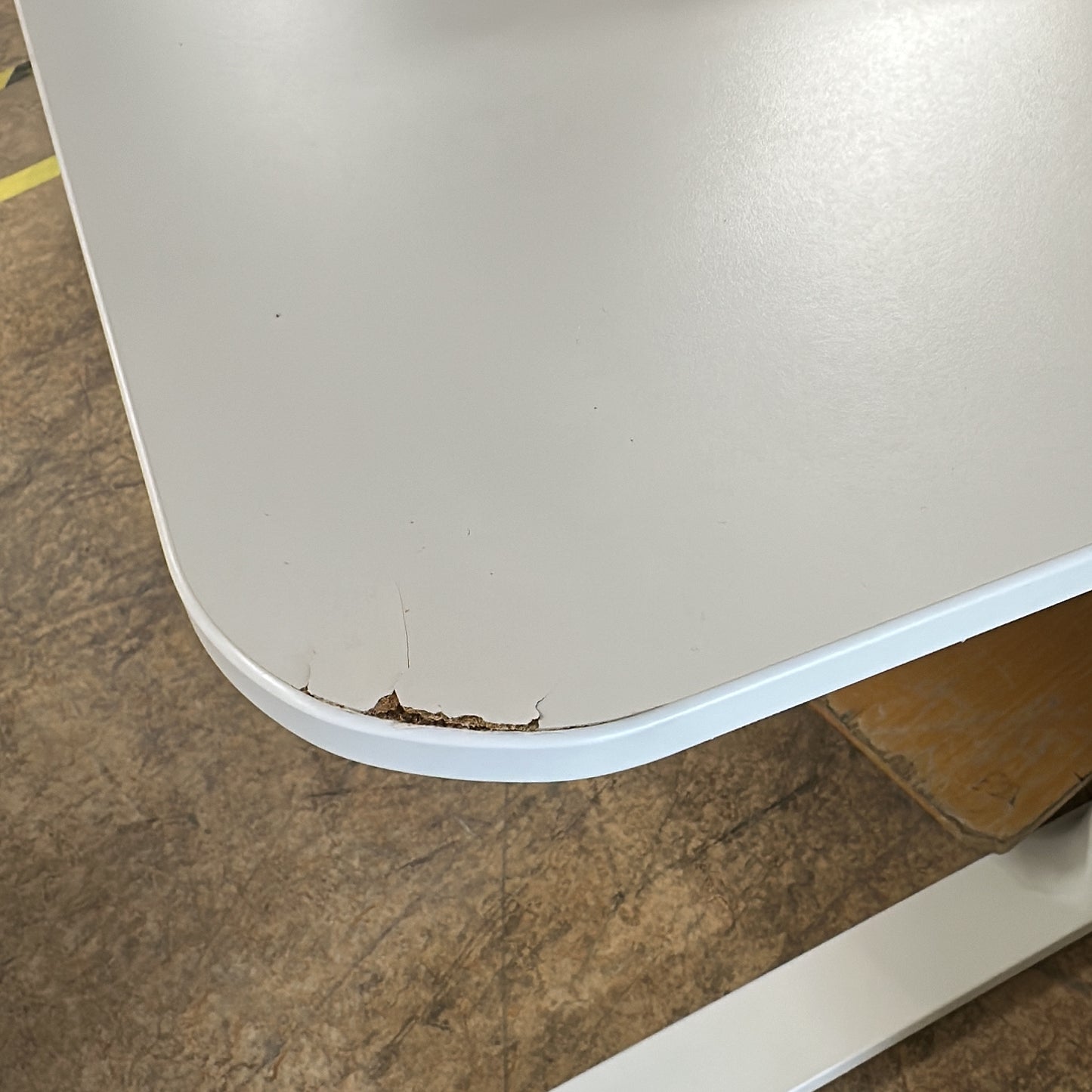 (160x60) IKEA Bekant hjørneskrivebord i hvit, kabelkurv