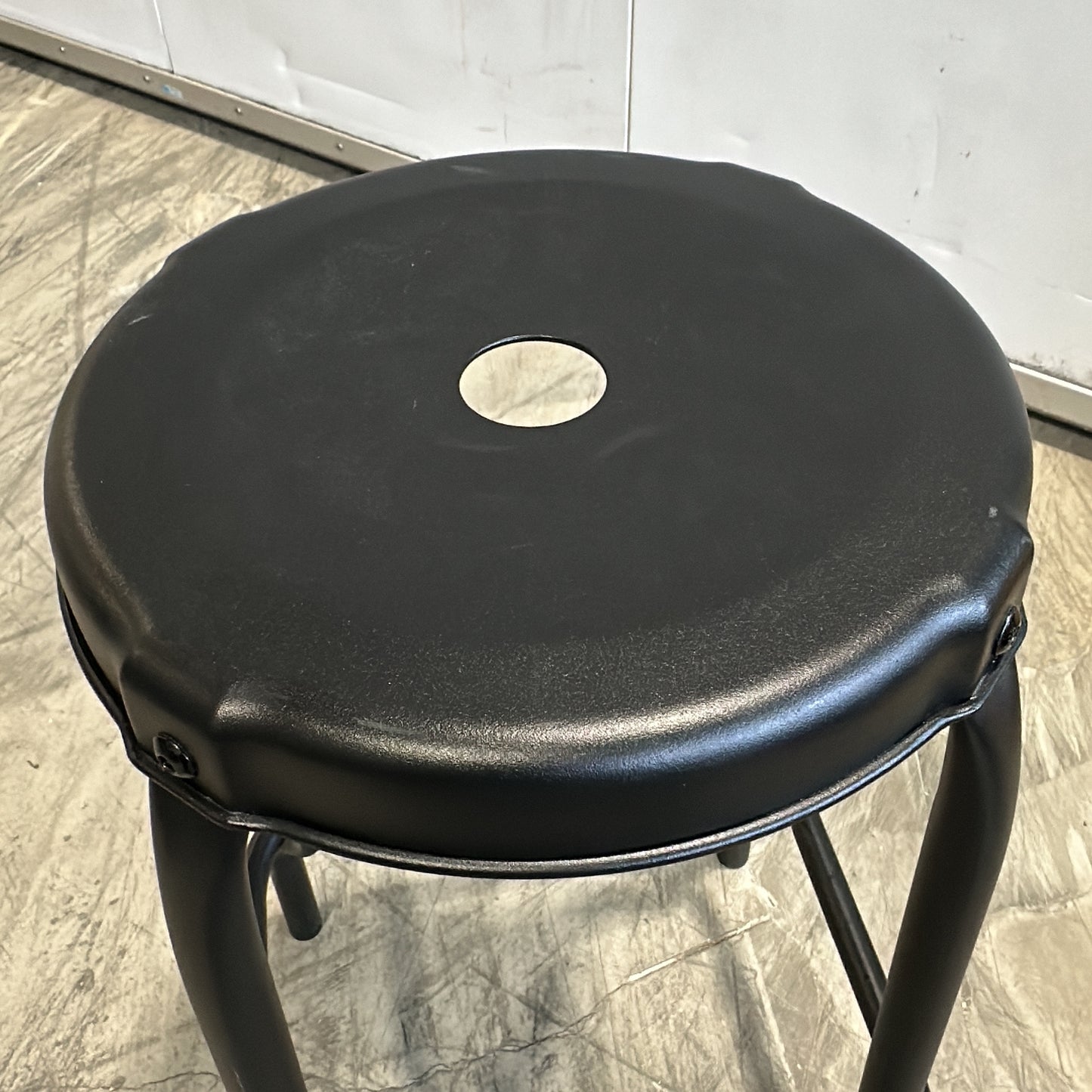 RÅSKOG barkrakk fra IKEA i svart, sete i metall