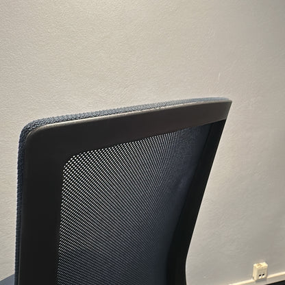 Futu kontorstol fra HÅG i mørk blå, nettrygg