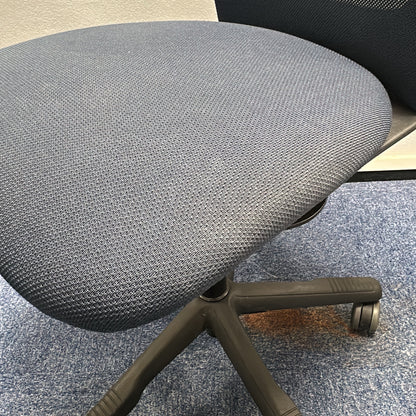 Futu kontorstol fra HÅG i mørk blå, nettrygg