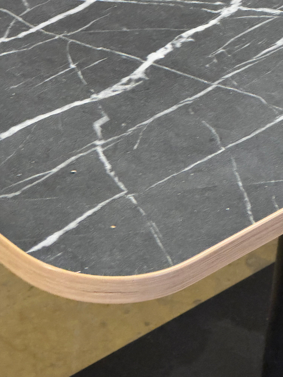 (70x70) spisebord i svart, marmorert bordplate