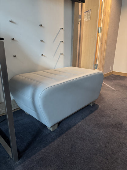 Ottoman i lys grå, skinntrekk