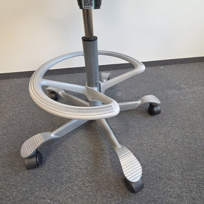 Capisco 8106 kontorstol fra HÅG i svart med fotring