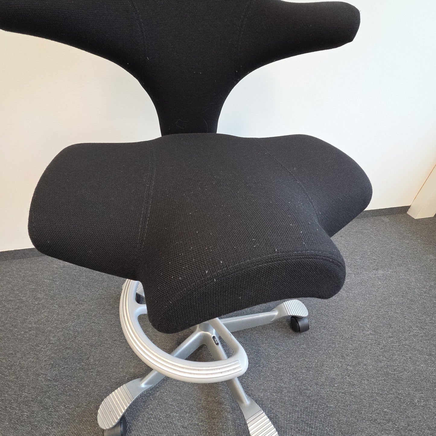 Capisco 8106 kontorstol fra HÅG i svart med fotring