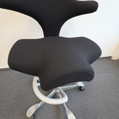 Capisco 8106 kontorstol fra HÅG i svart med fotring