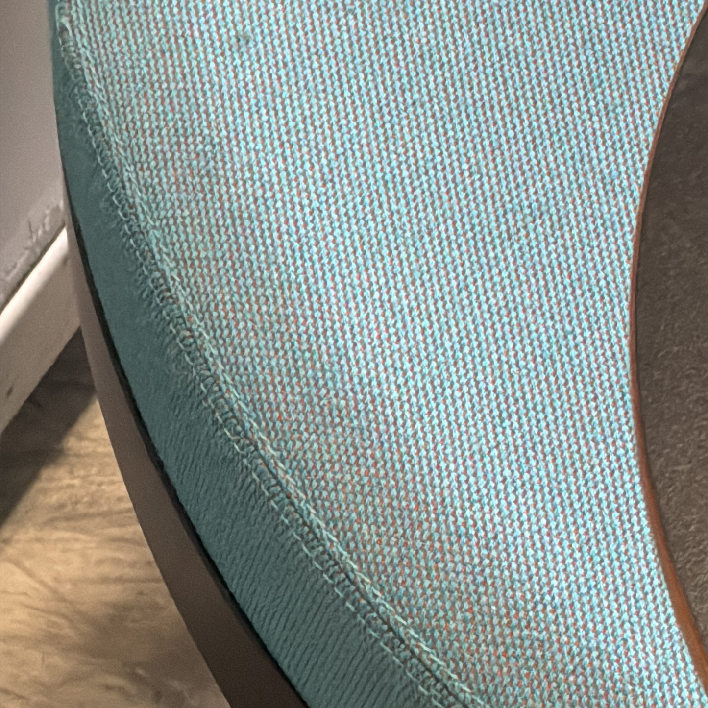 Shima sittepuff fra Johanson Design i lys blå, med innebygd sidebord