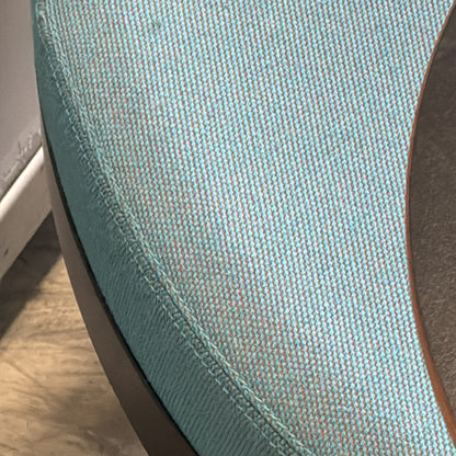 Shima sittepuff fra Johanson Design i lys blå, med innebygd sidebord