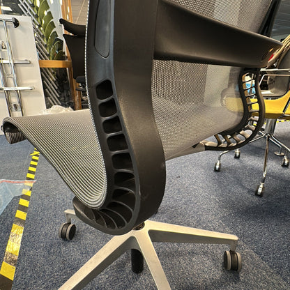 Setu kontorstol fra Herman Miller i grå