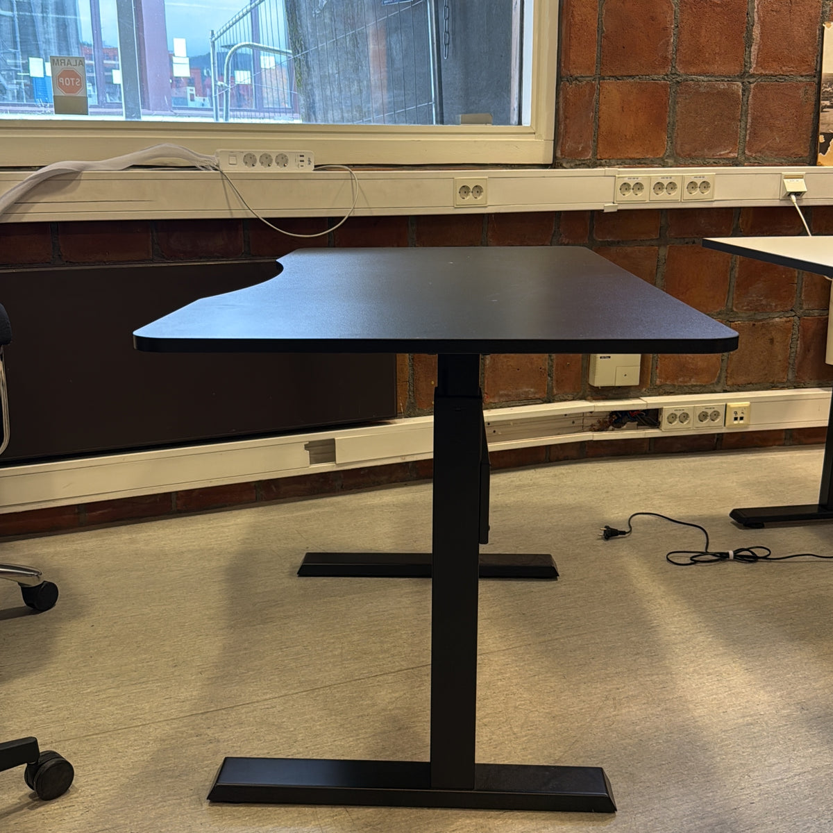 (145x73) skrivebord i svart, buet forkant