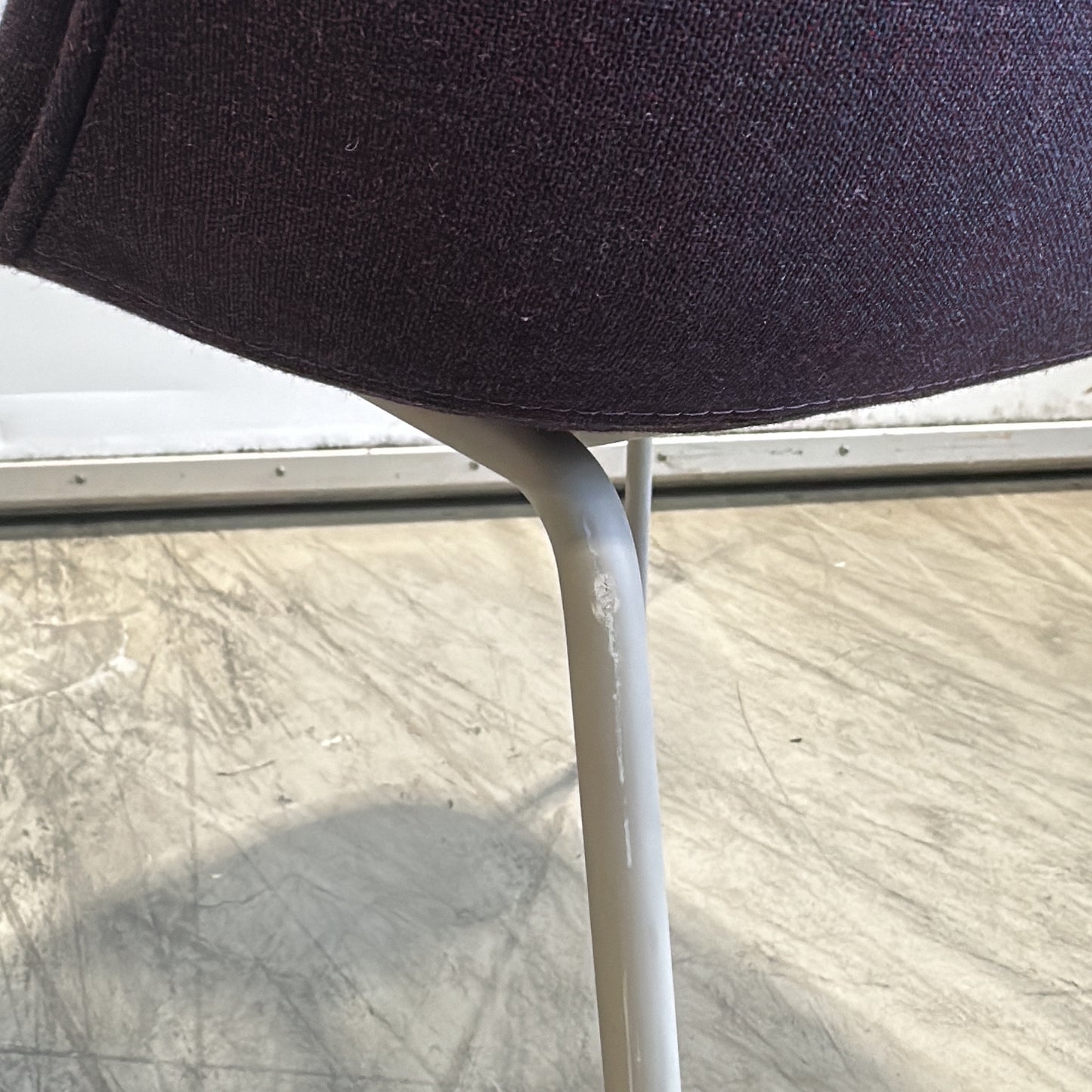 Muuto Fiber Loungestol i lilla, stofftrukket