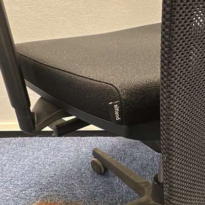 Kontorstol fra Sitland i svart, nettrygg med armlener