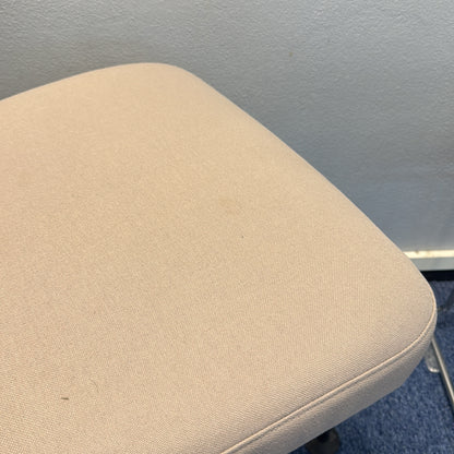 ID Trim konferansestol fra Vitra i rosa, knappeheftet rygg