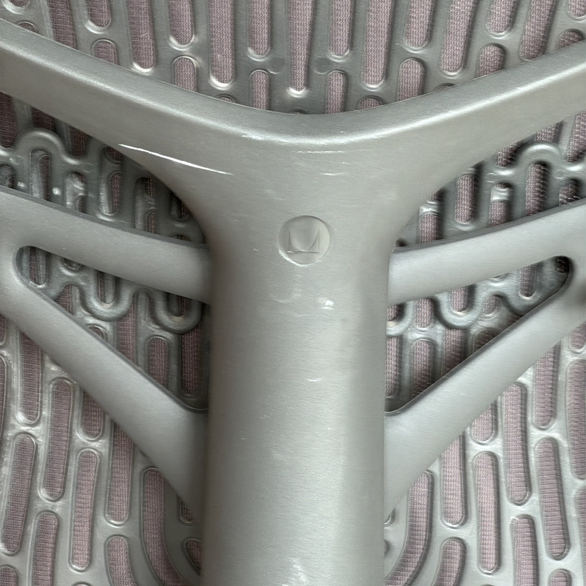 Mirra 2 kontorstol fra Herman Miller i svart, nettingrygg
