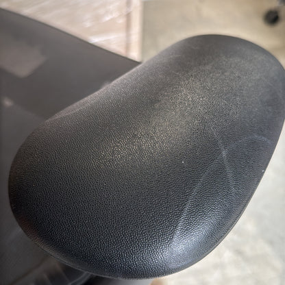 Mirra 2 kontorstol fra Herman Miller i svart, nettingrygg