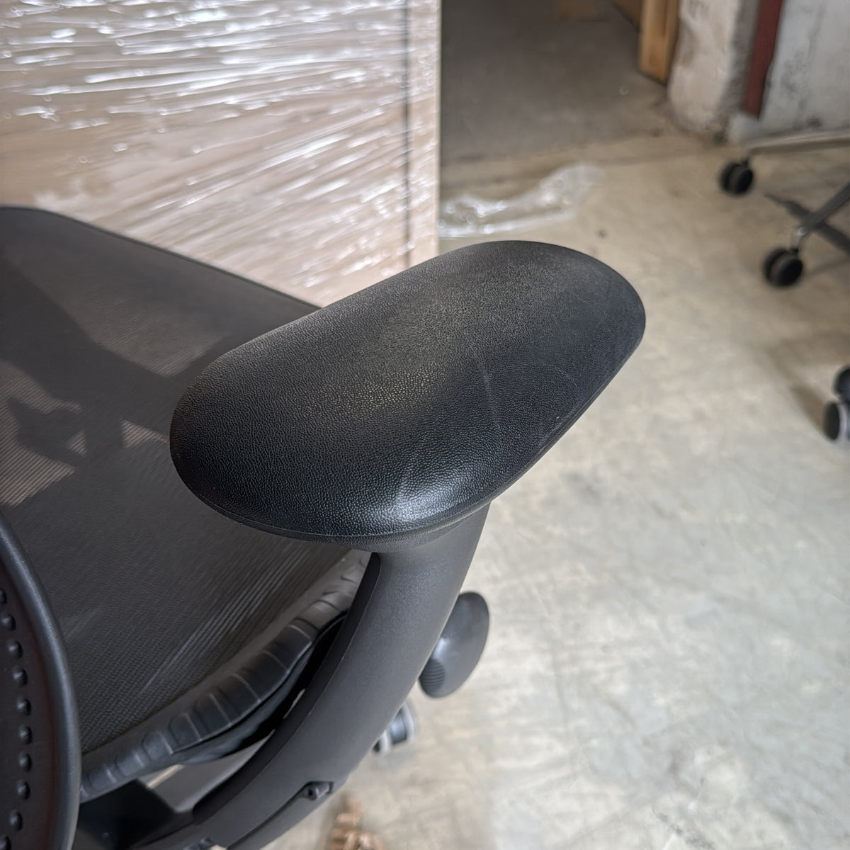 Mirra 2 kontorstol fra Herman Miller i svart, nettingrygg