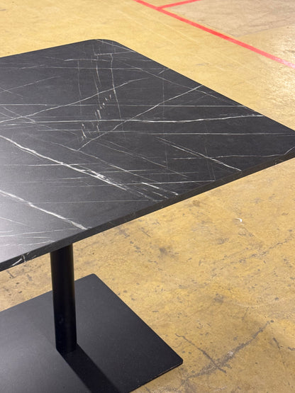 (115x85) spisebord i svart, marmorert bordplate med søylefot