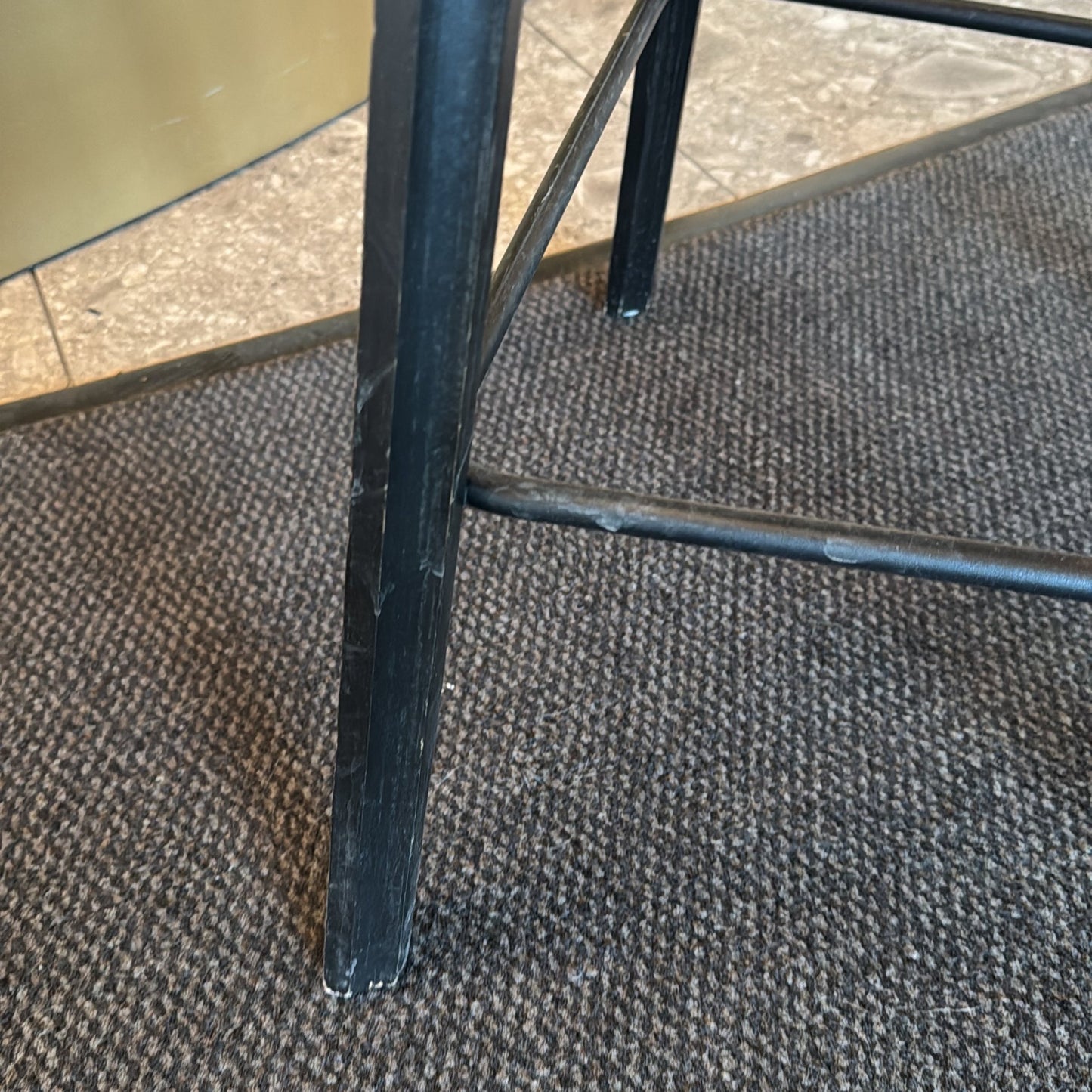 About a Stool AAS 32 fra HAY i svart