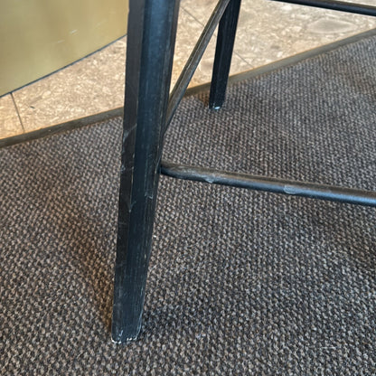 About a Stool AAS 32 fra HAY i svart
