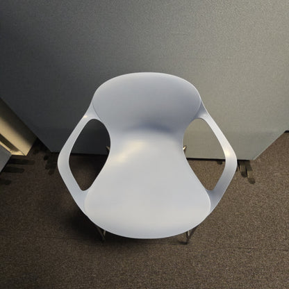 NAP møtestol fra Fritz Hansen i lys blå