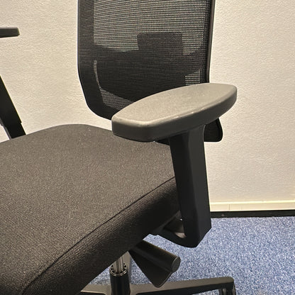 James kontorstol fra Martela i svart, nettrygg med justerbare armlener