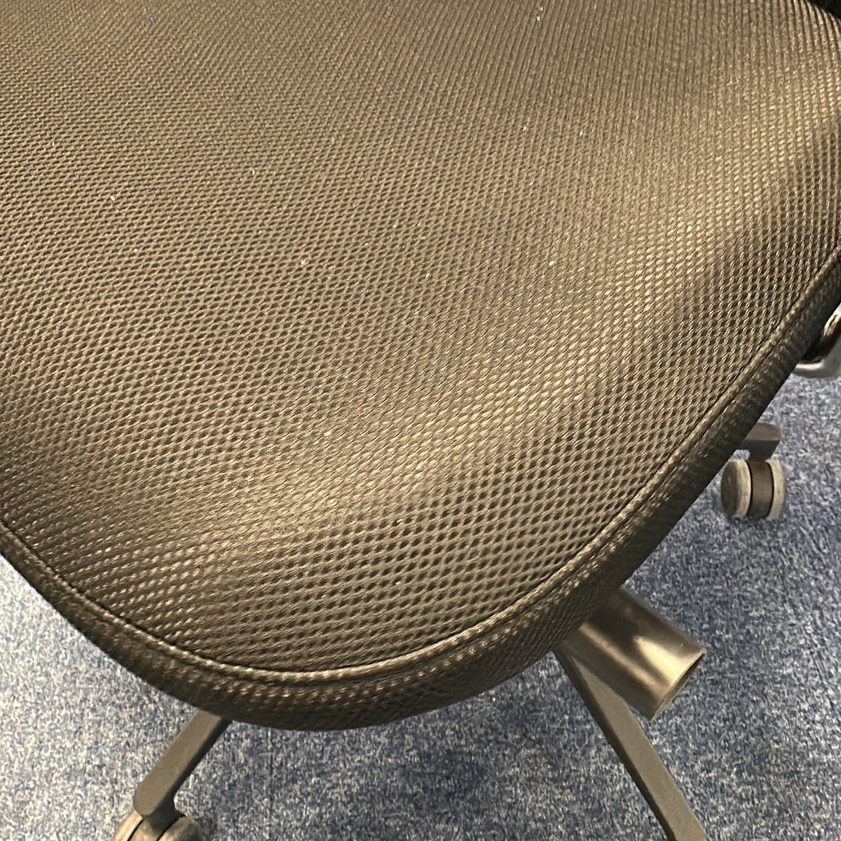 ID Mesh kontorstol fra Vitra i svart, nettrygg med armlener