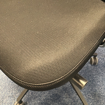 ID Mesh kontorstol fra Vitra i svart, nettrygg med armlener