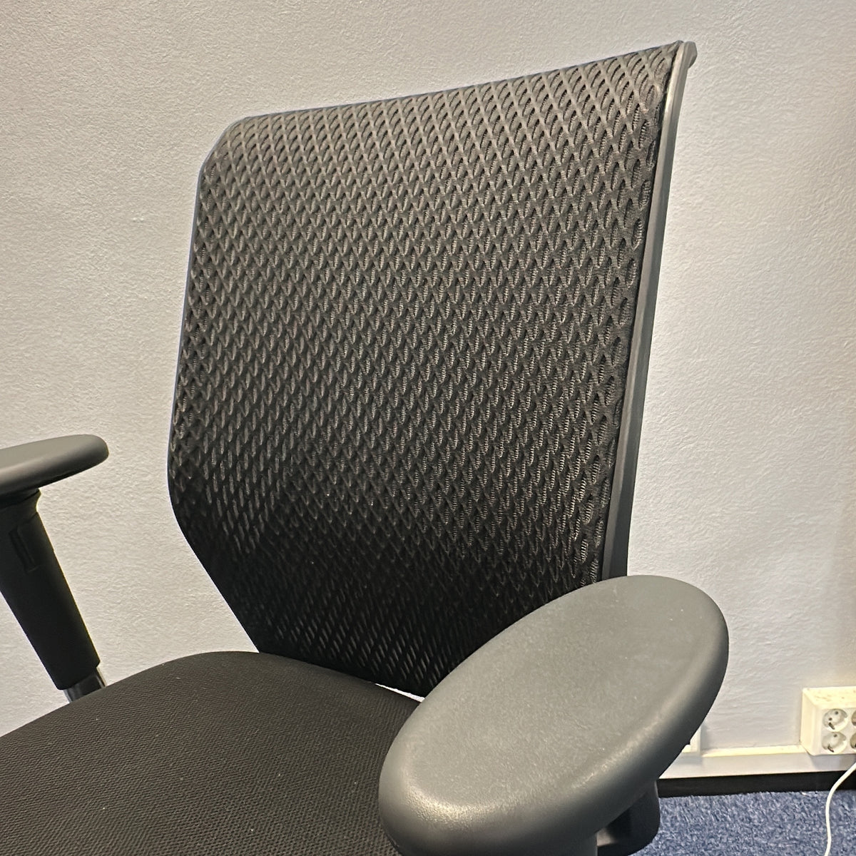 ID Mesh kontorstol fra Vitra i svart, nettrygg med armlener