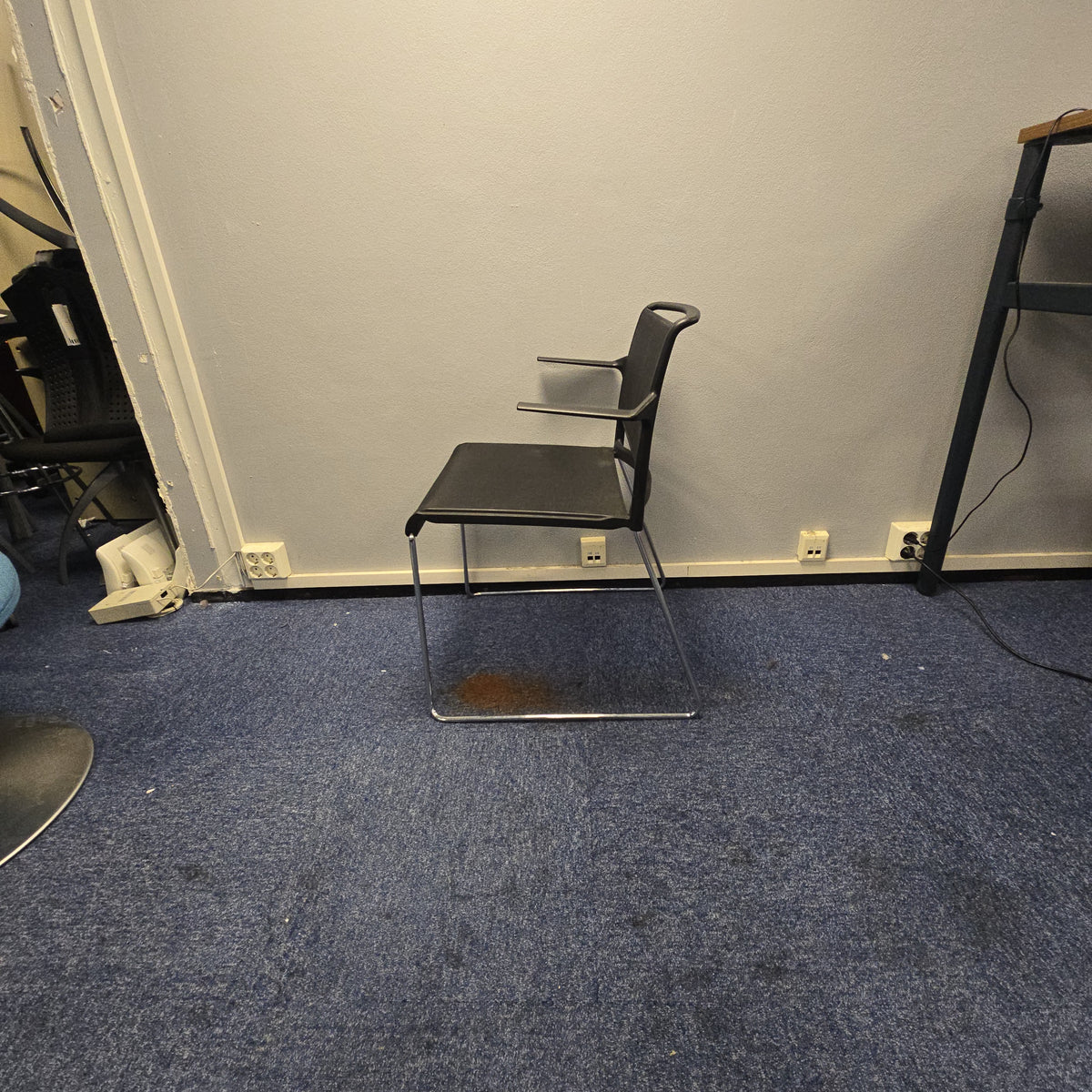 230/2 konferansestol fra Wilkhahn i svart, mesh sete og rygg