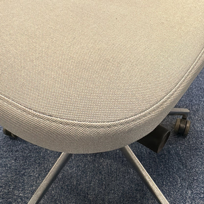 ID Mesh kontorstol fra Vitra i lys grå, nettrygg
