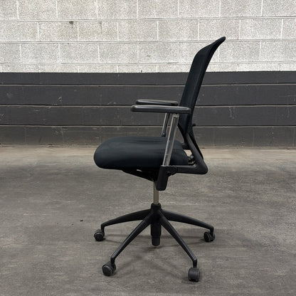 Meda kontorstol fra Vitra i svart