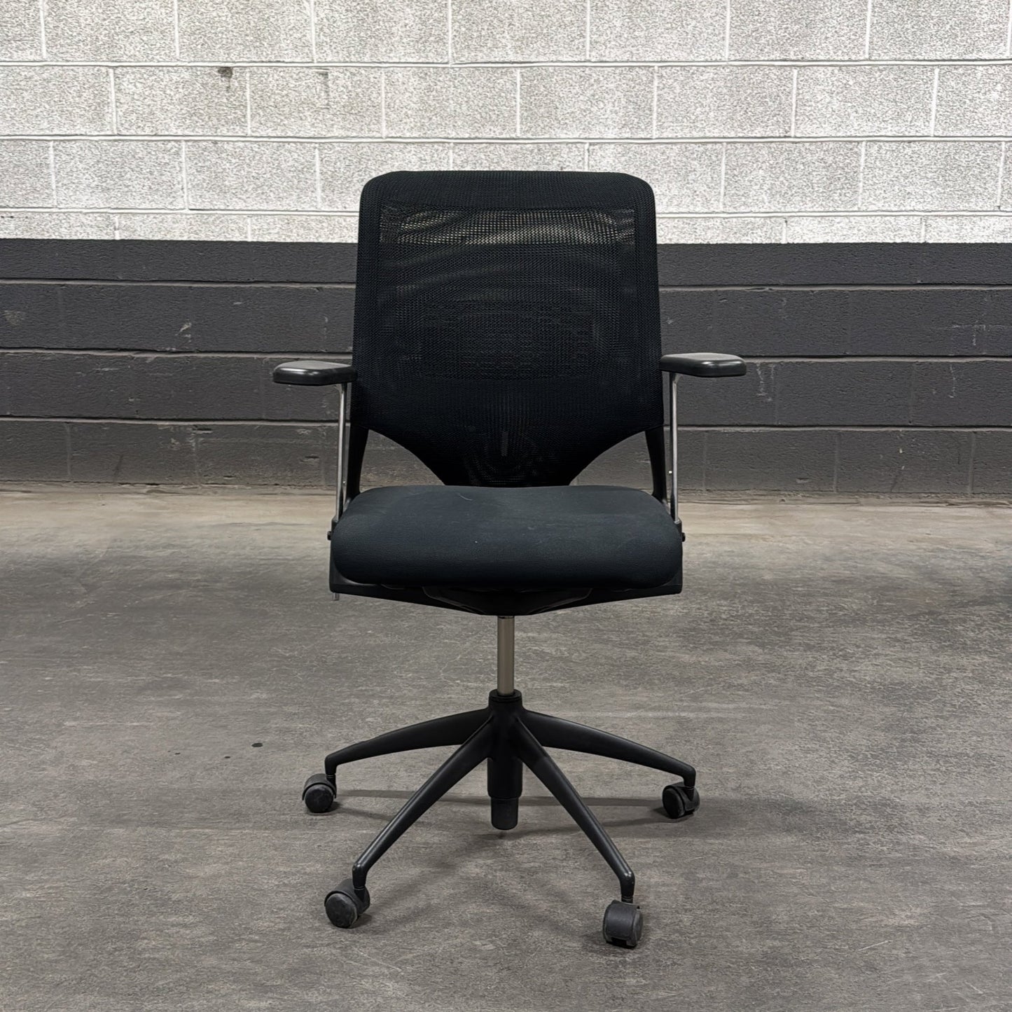 Meda kontorstol fra Vitra i svart