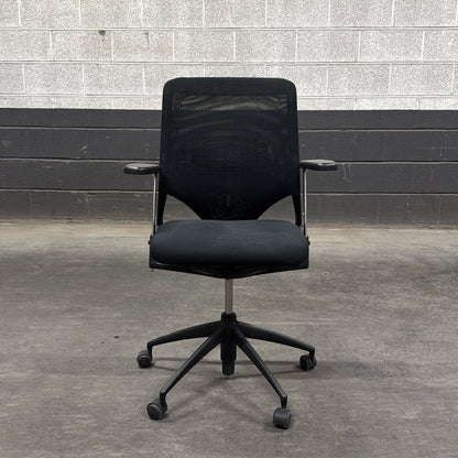 Meda kontorstol fra Vitra i svart