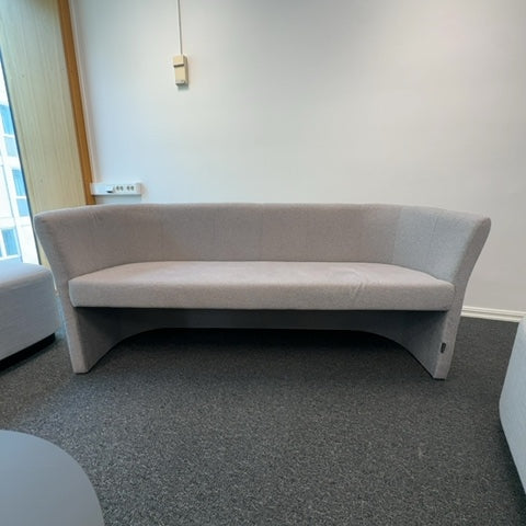 AJ Produkter CLOSE sofa i grå