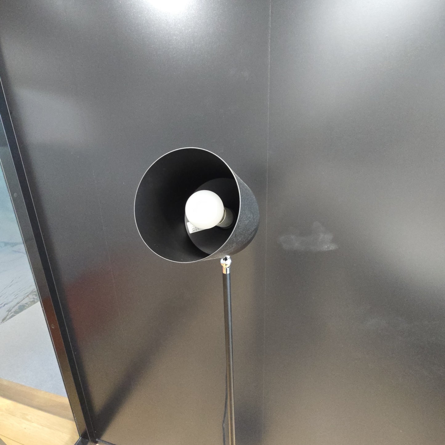 Silo gulvlampe fra zero i svart, vippbar skjerm