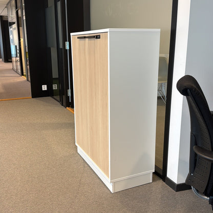 (81x40x116) skap i lyst tre