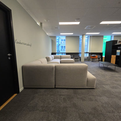 Connect Hjørnesofa fra Muuto i lys grå, åpen ende venstre