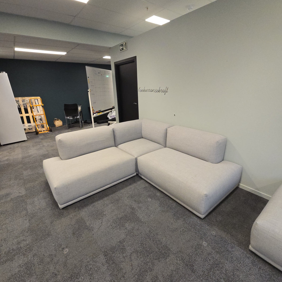Connect Hjørnesofa fra Muuto i lys grå, åpen ende venstre