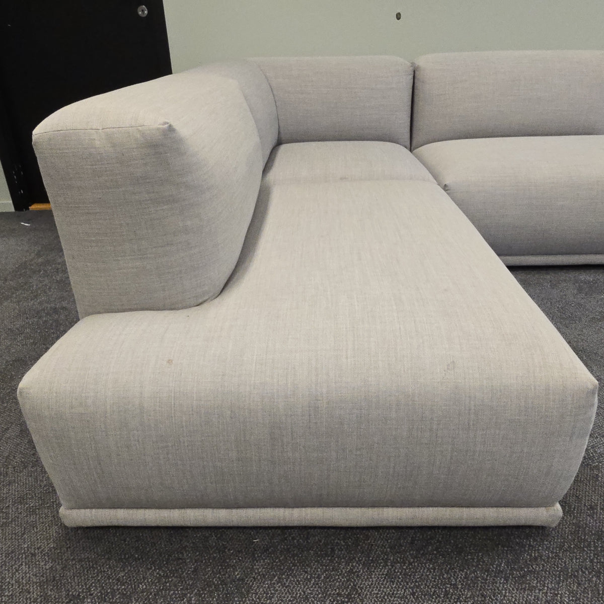 Connect Hjørnesofa fra Muuto i lys grå, åpen ende venstre