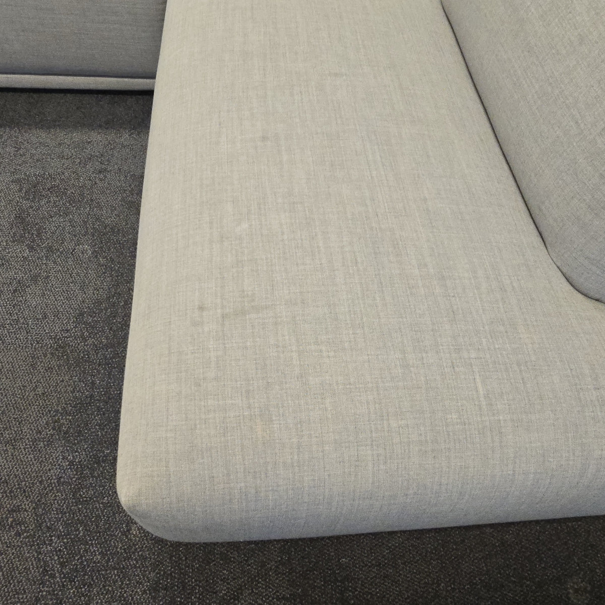 Connect Hjørnesofa fra Muuto i lys grå, åpen ende venstre