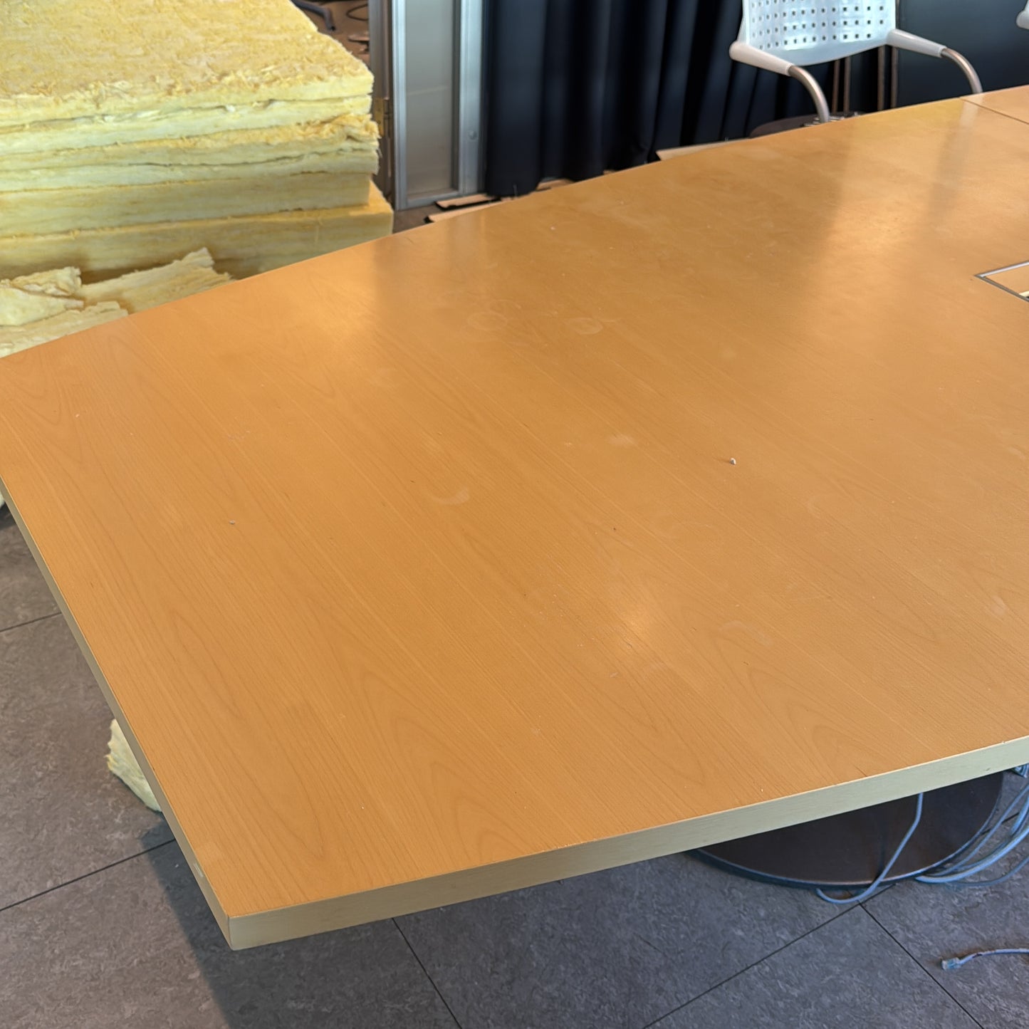 (630x150) konferansebord i lyst tre, kabelluker
