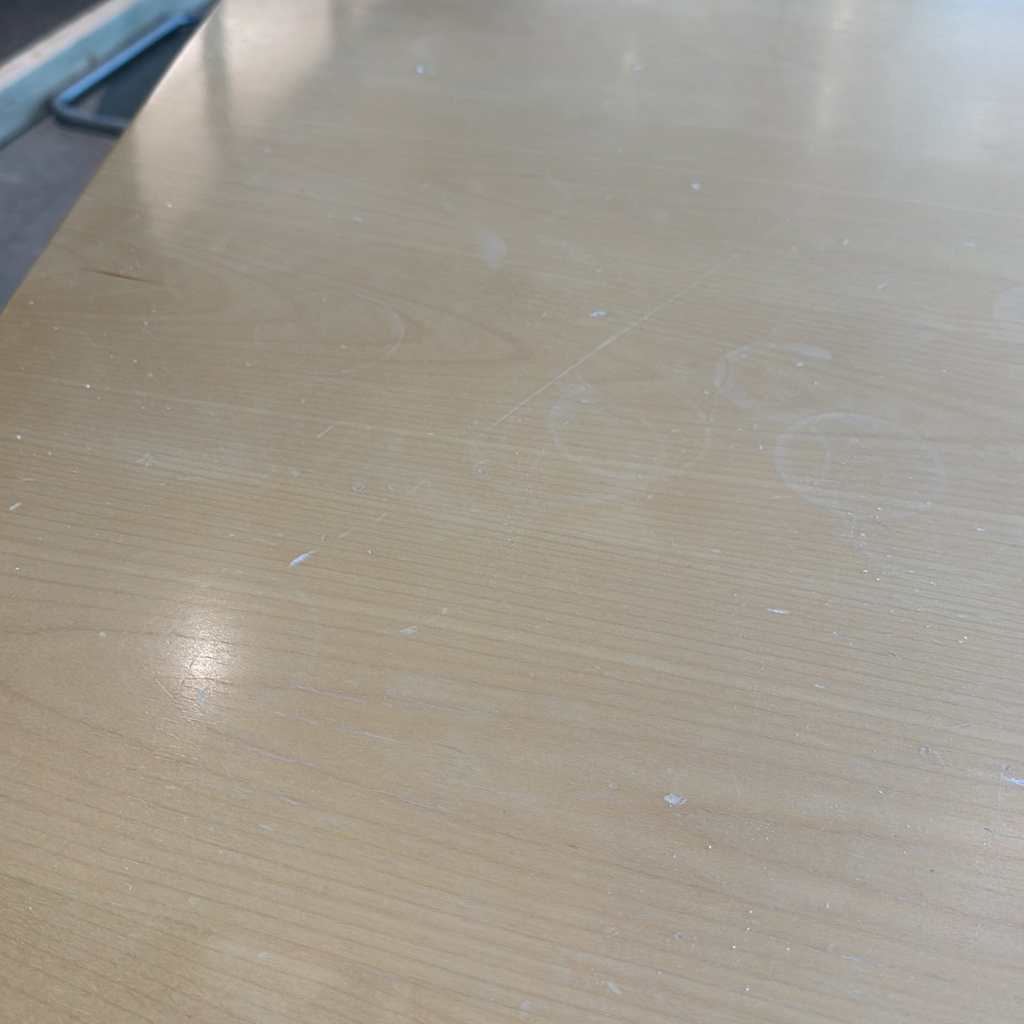 (630x150) konferansebord i lyst tre, kabelluker