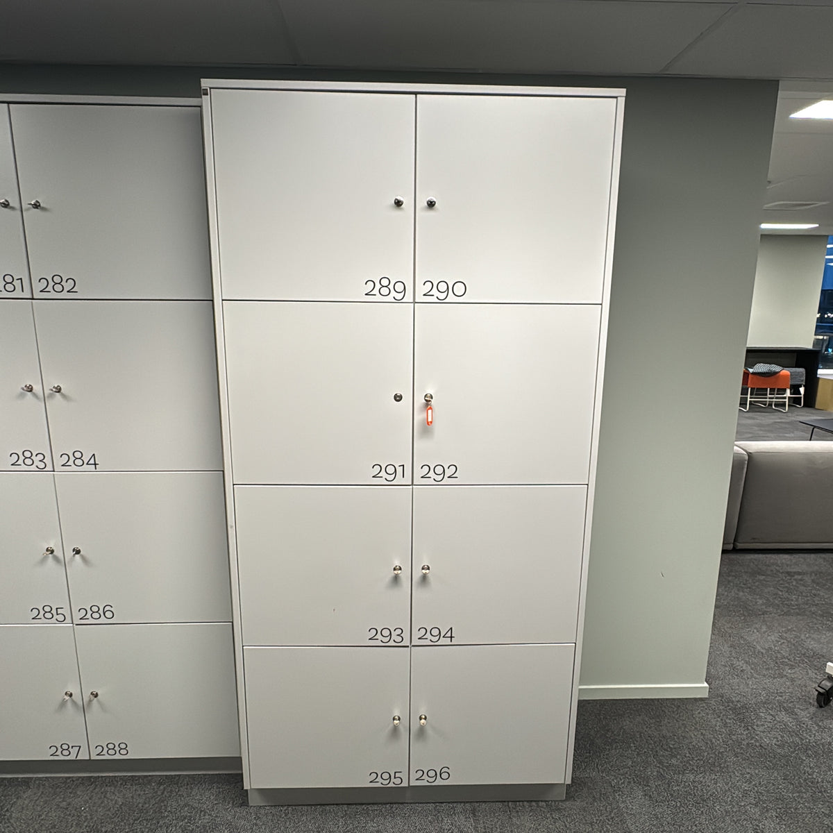 (106x40x217) Dencon skapmodul i lys grå, 8 skap med nummererte dører