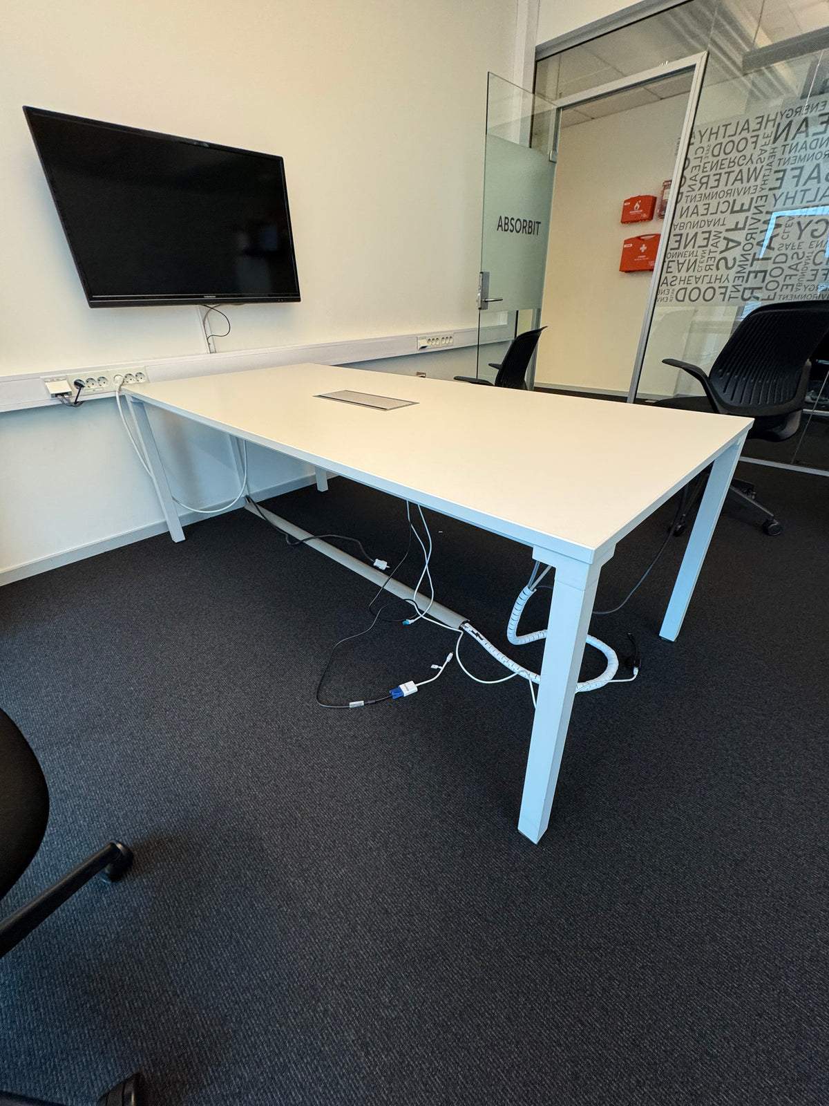(200x90) Steelcase FrameFour møteromsbord i lys grå, innfelt kabelluke