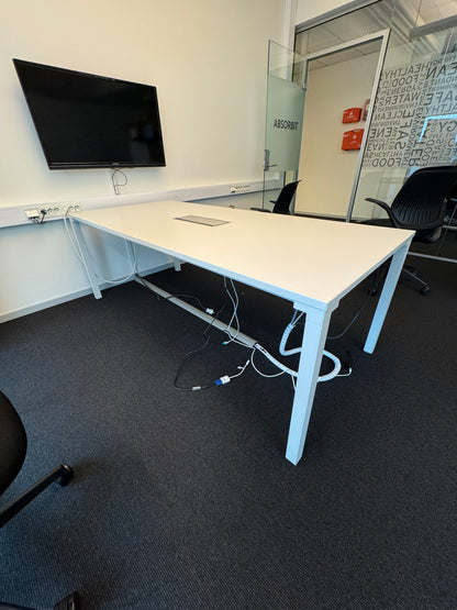 (200x90) Steelcase FrameFour møteromsbord i lys grå, innfelt kabelluke