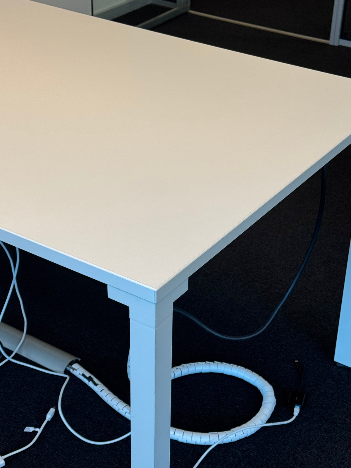 (200x90) Steelcase FrameFour møteromsbord i lys grå, innfelt kabelluke