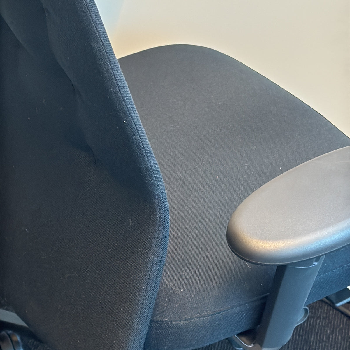 ID Trim kontorstol fra Vitra i svart, justerbare armlener